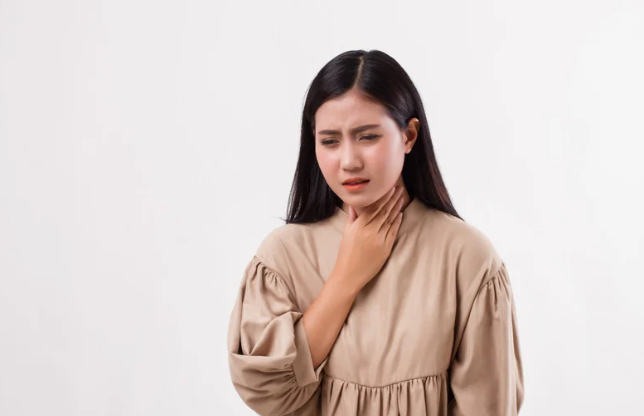 sakit tenggorokan ibu menyusui, pereda sakit tenggorokan alami, ramuan alami ibu menyusui, madu untuk sakit tenggorokan, lemon madu aman menyusui, cuka apel untuk tenggorokan, cara aman obati sakit saat menyusui, tips sehat ibu menyusui, Bunda, si Kecil